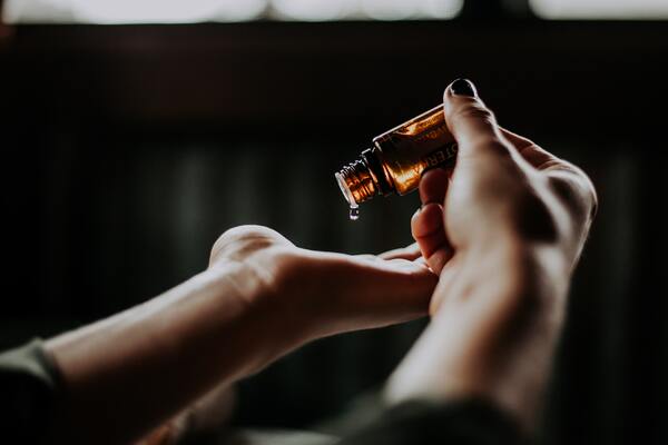 Les huiles essentielles autorisées pendant la grossesse