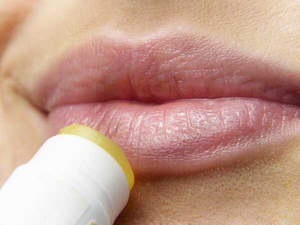 Comment pour prendre soin de ses lèvres gercées au naturel ?